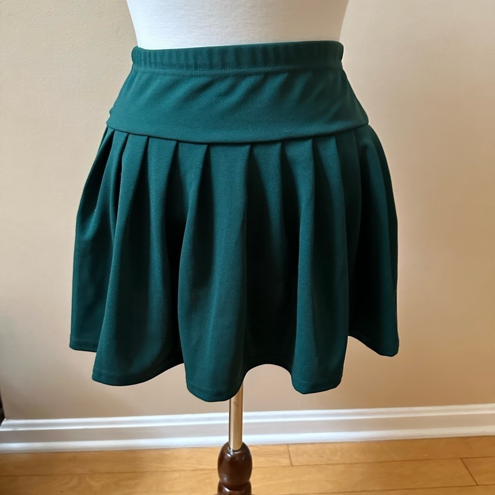 NWT Missguided Skirt evergreen. Size 6